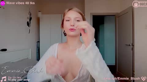 Snapshot of emmie_blush chatting on September 20, 6:25 am Emily online show from September 20, 6:25 am
