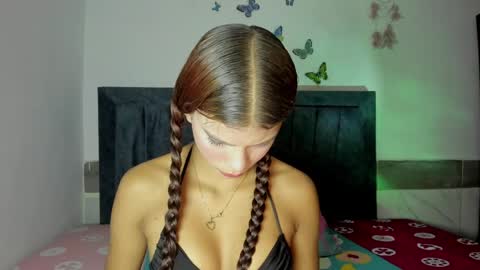 Snapshot of emmie_bunny chatting on April 4, 10:18 pm Emmie online show from April 4, 10:18 pm