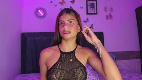 Snapshot of emmie_bunny chatting on April 22, 9:49 pm Emmie online show from April 22, 9:49 pm