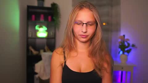 Emmie online show from October 3, 6:27 pm