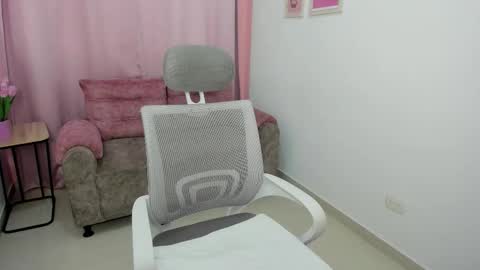 Snapshot of emmiejones_ chatting on October 21, 7:58 pm Emmi online show from October 21, 7:58 pm