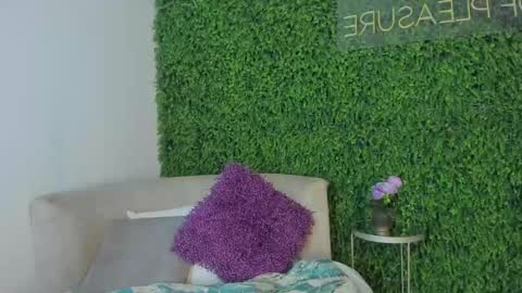 Snapshot of emmiily_z chatting on January 2, 11:06 pm Emmiily online show from January 2, 11:06 pm