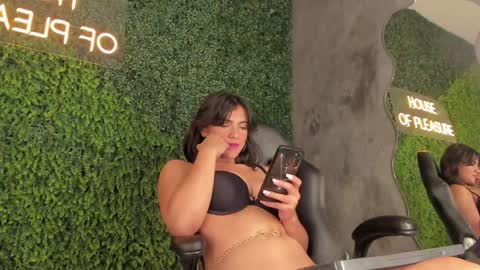 Snapshot of emmiily_z chatting on February 1, 5:18 am Emmiily online show from February 1, 5:18 am