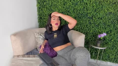 Snapshot of emmiily_z chatting on February 2, 7:35 pm Emmiily online show from February 2, 7:35 pm