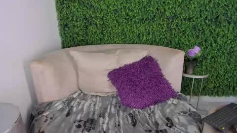 Snapshot of emmiily_z chatting on February 19, 2:12 am Emmiily online show from February 19, 2:12 am