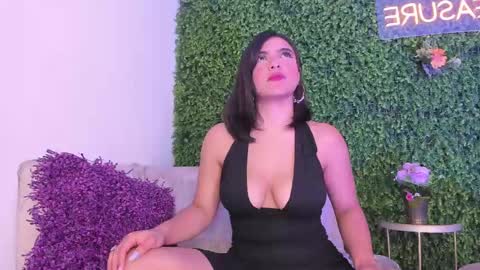 Snapshot of emmiily_z chatting on March 3, 3:30 am Emmiily online show from March 3, 3:30 am