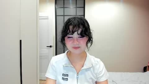 Snapshot of emmilee_ chatting on June 12, 2:49 pm Emilia online show from June 12, 2:49 pm