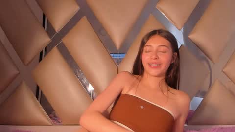 Snapshot of emmily_evans_ chatting on February 7, 5:07 pm emmily_evans_ online show from February 7, 5:07 pm