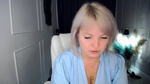 Snapshot of emmmam chatting on March 2, 12:23 pm emmmam online show from March 2, 12:23 pm
