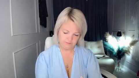 Snapshot of emmmam chatting on June 5, 1:45 am emmmam online show from June 5, 1:45 am