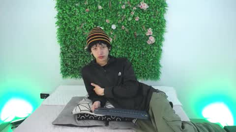 Snapshot of emmo_boy chatting on November 25, 1:11 pm SERGIO online show from November 25, 1:11 pm