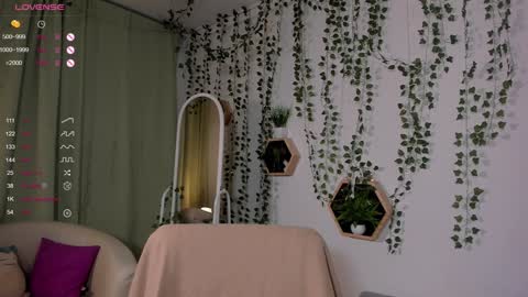 Snapshot of emmy_fearon chatting on December 6, 5:22 pm Emmy Fearon online show from December 6, 5:22 pm