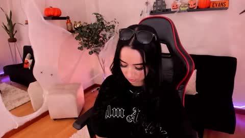 Emmy Evans  online show from October 20, 8:31 pm