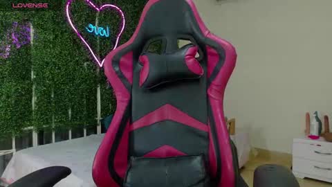 Snapshot of emy_0 chatting on March 22, 1:58 pm Emy online show from March 22, 1:58 pm