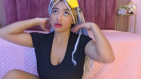 Snapshot of emy_leon chatting on December 22, 8:36 pm Emy online show from December 22, 8:36 pm