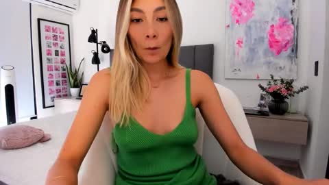 emyconneer online show from January 28, 6:49 pm