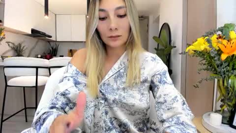 emyconneer online show from February 13, 2:56 am