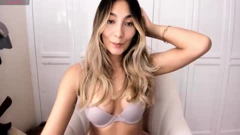 emyconneer online show from December 14, 8:02 pm