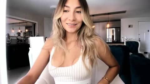 emyconneer online show from January 7, 4:09 pm