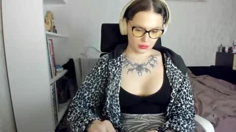 emydeliro online show from April 18, 6:45 pm