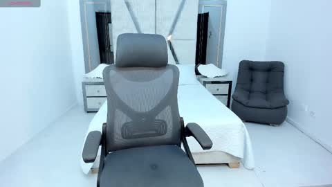 Snapshot of emysilver chatting on February 12, 6:19 pm Emy Silver online show from February 12, 6:19 pm