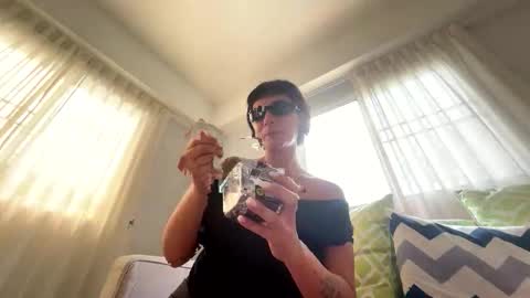 encantadoradeserpientes online show from April 1, 7:53 am