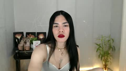 Snapshot of enchantress_mia03 chatting on May 28, 1:30 pm enchantress_mia03 online show from May 28, 1:30 pm