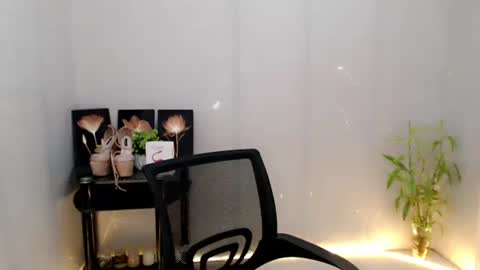 Snapshot of enchantress_mia03 chatting on June 1, 6:15 am enchantress_mia03 online show from June 1, 6:15 am