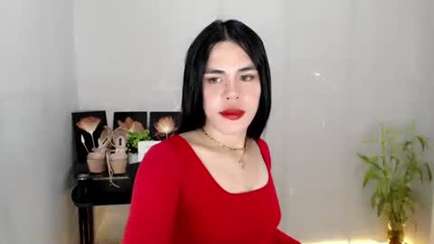 Snapshot of enchantress_mia03 chatting on June 2, 9:33 am enchantress_mia03 online show from June 2, 9:33 am