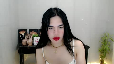 Snapshot of enchantress_mia03 chatting on June 4, 10:10 am enchantress_mia03 online show from June 4, 10:10 am