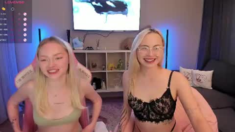 Snapshot of enjoyment_place chatting on June 27, 9:03 am Maria and James online show from June 27, 9:03 am