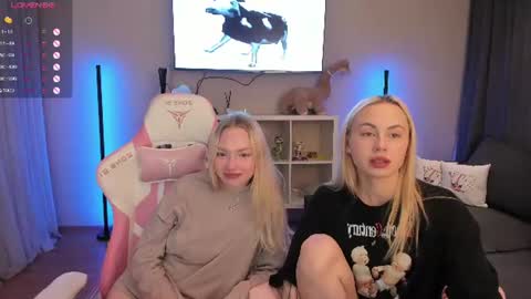Snapshot of enjoyment_place chatting on June 27, 12:22 pm Maria and James online show from June 27, 12:22 pm