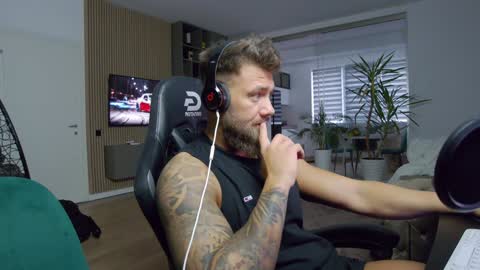 Snapshot of enrikoblue chatting on December 9, 11:26 am Erik online show from December 9, 11:26 am