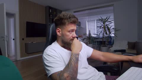 Snapshot of enrikoblue chatting on December 11, 9:09 am Erik online show from December 11, 9:09 am