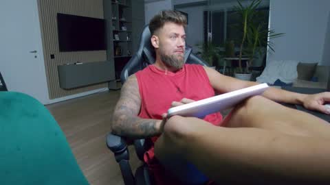 Snapshot of enrikoblue chatting on December 11, 8:28 pm Erik online show from December 11, 8:28 pm