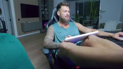 Snapshot of enrikoblue chatting on December 12, 7:37 pm Erik online show from December 12, 7:37 pm