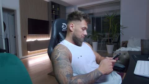 Snapshot of enrikoblue chatting on December 15, 7:31 pm Erik online show from December 15, 7:31 pm