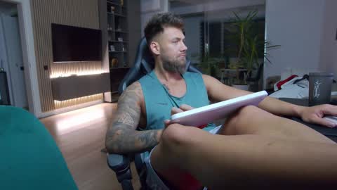 Snapshot of enrikoblue chatting on December 16, 8:58 pm Erik online show from December 16, 8:58 pm