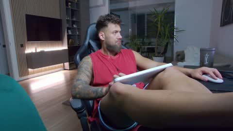 Snapshot of enrikoblue chatting on December 17, 7:37 pm Erik online show from December 17, 7:37 pm