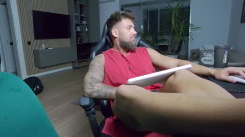 Snapshot of enrikoblue chatting on December 19, 8:34 pm Erik online show from December 19, 8:34 pm