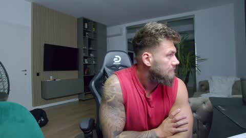 Snapshot of enrikoblue chatting on December 19, 11:35 pm Erik online show from December 19, 11:35 pm