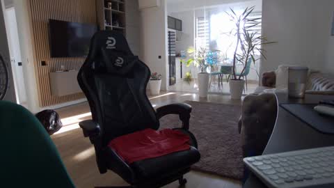 Snapshot of enrikoblue chatting on December 20, 9:00 am Erik online show from December 20, 9:00 am