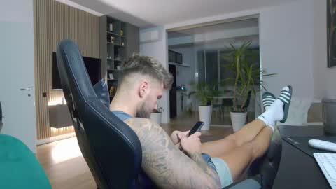 Snapshot of enrikoblue chatting on December 20, 6:24 pm Erik online show from December 20, 6:24 pm