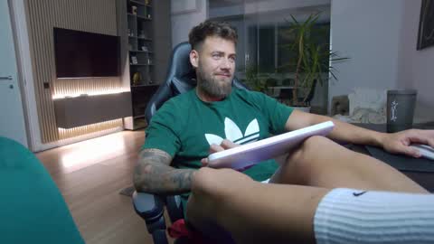 Snapshot of enrikoblue chatting on December 21, 7:27 pm Erik online show from December 21, 7:27 pm