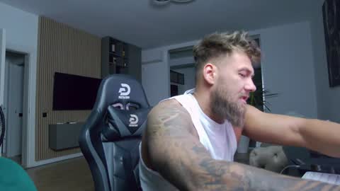 Snapshot of enrikoblue chatting on December 22, 6:26 pm Erik online show from December 22, 6:26 pm