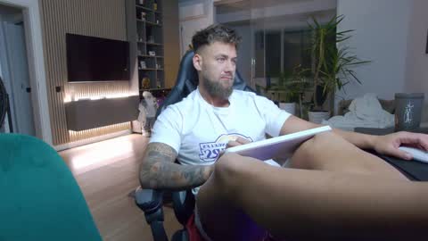 Snapshot of enrikoblue chatting on December 23, 9:08 pm Erik online show from December 23, 9:08 pm