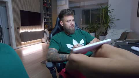 Snapshot of enrikoblue chatting on December 25, 6:19 pm Erik online show from December 25, 6:19 pm