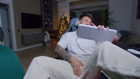 Snapshot of enrikoblue chatting on December 29, 7:43 pm Erik online show from December 29, 7:43 pm