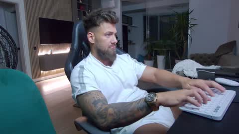 Snapshot of enrikoblue chatting on January 3, 7:18 pm Erik online show from January 3, 7:18 pm