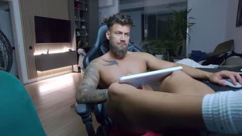 Snapshot of enrikoblue chatting on January 3, 10:19 pm Erik online show from January 3, 10:19 pm